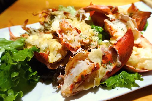 丸ごとオマール海老のガーリックバター焼き
