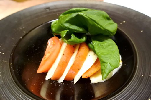 スモークトマトのカプレーゼ
