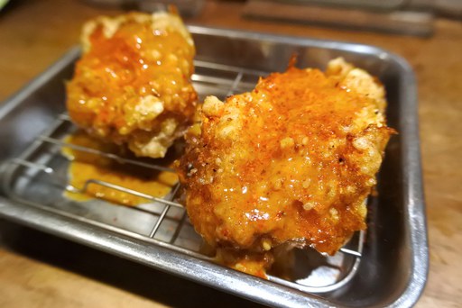 金賞受賞のからあげ〜辛ソースがけ