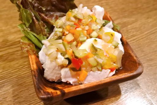 蒸し鶏の辛口七色ソースがけ