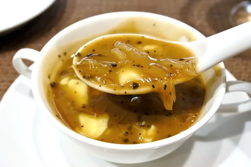 トリュフ入りフカヒレあんかけ茶碗蒸し